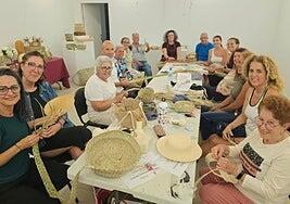 La artesanía en palma une a varias generaciones