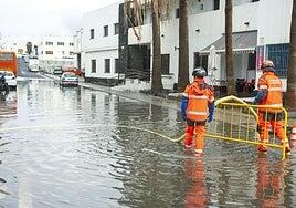 Barrancos corriendo en Haría y alguna calle anegada en Arrecife