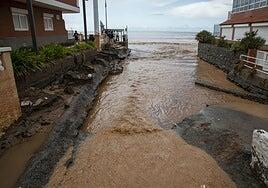 La playa de Salinetas, un vertedero tras las riadas