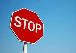 La DGT prueba señales de Stop con cámara para detectar a quienes no lo hacen correctamente