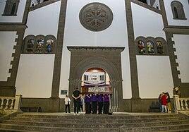 El Cristo de la Buena Muerte lo cargan mujeres