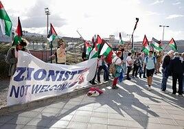 La manifestación pro Palestina a las puertas del Gran Canaria Arena, en imágenes