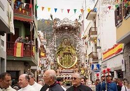 Alfombras y eucaristía en la plaza de San Rafael para recibir a la Virgen del Pino