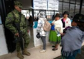 Ecuador vota bajo la inseguridad en las elecciones presidenciales más reñidas