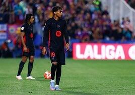 El Barça aprende a vivir en la cornisa