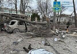 Rusia mata al menos a 34 civiles en un ataque en Sumy en plena negociación de una tregua