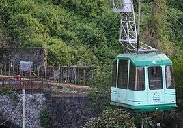 Cuatro muertos en Nápoles al desplomarse un teleférico que estuvo tres horas colgando de un cable