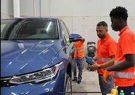 Menores migrantes comienzan a construir su futuro en Canarias con formación y contrato laboral