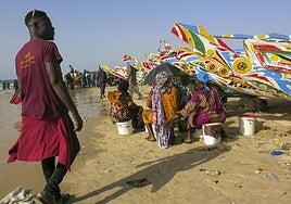 De cayucos y azulejos: las historias que no se cuentan en los pueblos pesqueros de Senegal