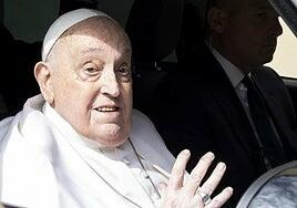 El Papa afirma que vive la Pascua «como puede» a la salida de su visita a una cárcel