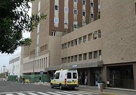 Concentración en el Materno para apoyar a la familia del niño que se precipitó de un octavo piso