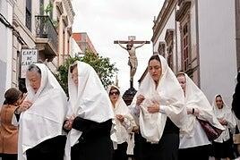 El Viernes Santo viste de tradición el casco histórico de Las Palmas de Gran Canaria con la procesión de Las Mantillas
