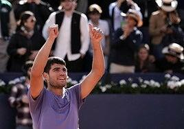 Alcaraz derrota a Fils y aspira al triplete en Barcelona
