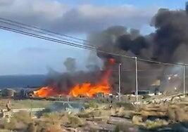 Un incendio en un polígono de Güímar obligó a cerrar la autopista sur de Tenerife