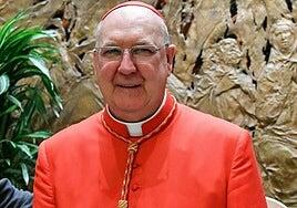 Anunció la muerte de Francisco y gestionará la llegada de su sucesor