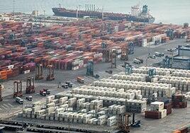 España aumenta el déficit comercial con EE UU un 32% más hasta febrero