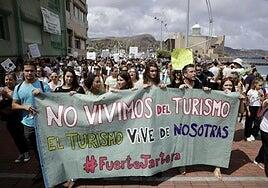 El turismo sigue en el punto de mira del conflicto social por los salarios y los efectos al residente