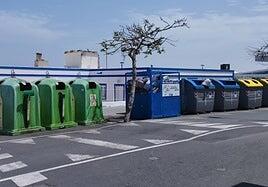Los ocho contenedores que rompen la imagen de postal marinera del Corralejo antiguo