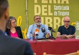 Santiago Díaz, Nuria Varela y Rebeca Stones, en la Feria del Libro de Vecindario