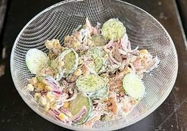 Ensalada de pepino con salmón ahumado, una receta fácil, sabrosa y perfecta para cualquier ocasión