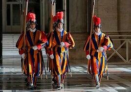 Así es la Guardia Suiza que ha escoltado el féretro del Papa y protejerá el cónclave