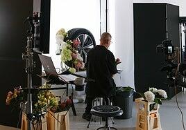 Las flores animadas de Hultman y Suvorova inundan el Space de Polestar en Barcelona con motivo de Sant Jordi