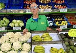 Antonio Armas, más de medio siglo entre frutas y verduras en el Mercado Central