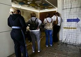 «Mi padre de 89 años está en Urgencias y no me dejan estar con él»