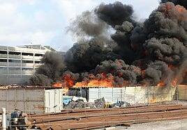 Incendio en Las Palmas de Gran Canaria: arden dos contenedores de obra y generan una enorme humareda en la Esfinge