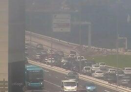 Retenciones en ambos sentidos de la avenida marítima por un accidente y una avería