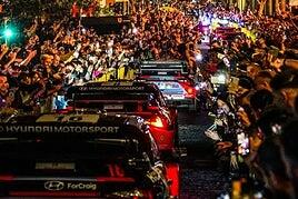 Luces, cámaras y acción con la grandiosa ceremonia de salida frente a la Catedral