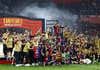 El Barça alza la Copa y asesta una puñalada mortal a un bravo Madrid