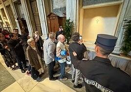 Miles de personas visitan la tumba del Papa Francisco