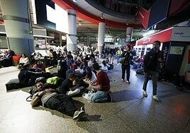 El caos y la desesperación se apoderan de Atocha: «Esto es inhumano»