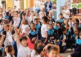 El Granca saca sonrisas a los más pequeños en el CEIP Iberia