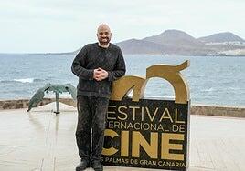 Dos primos que venden crucifijos de neón en los suburbios de Tiflis