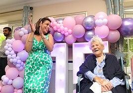 «Nunca me he enfadado con nadie», aconseja con 115 años la británica que es la persona más longeva del mundo