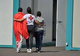 Fallos en la identificación de menores: «Han salido 400 jóvenes a la península como adultos»