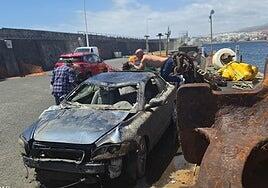 Recuperan el coche que la riada arrastró al mar en Salinetas dos meses después