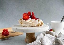 Cómo preparar suspiros: receta de postre fácil y elegante, inspirado en la tarta Pavlova con fresas