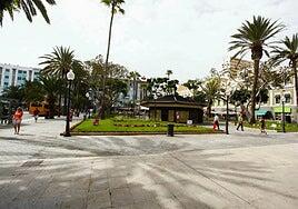 A codazos, puñetazos y patadas contra los policías que los detuvieron en Santa Catalina