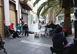 Imágenes del desahucio a once personas en la calle Thomas Alva Edison