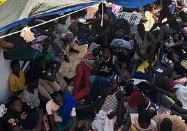 Salvamento rescata a dos barcas y desembarca en Lanzarote y Gran Canaria a 57 personas