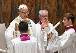 El nuevo Papa afirma que la Iglesia debe ser «un faro» por la «santidad de sus miembros» y no por «la magnificencia de sus estructuras»