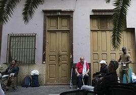 Los desahuciados de Guanarteme esquivan la calle