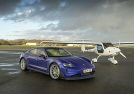 ¿Quién gana, tierra o aire?: Así es la carrera entre un Porsche Taycan y un avión eléctrico