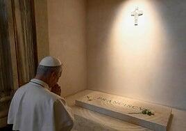 León XIV visita la tumba de Francisco