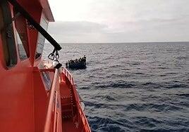 Rescatan a 65 migrantes a bordo de una patera que navegaba hacia Lanzarote