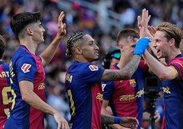El Barça impone su ley en otro clásico delirante y acaricia la Liga