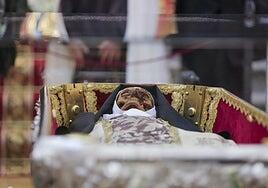 El cuerpo de Santa Teresa de Jesús se expone al público en Alba de Tormes 111 años después
